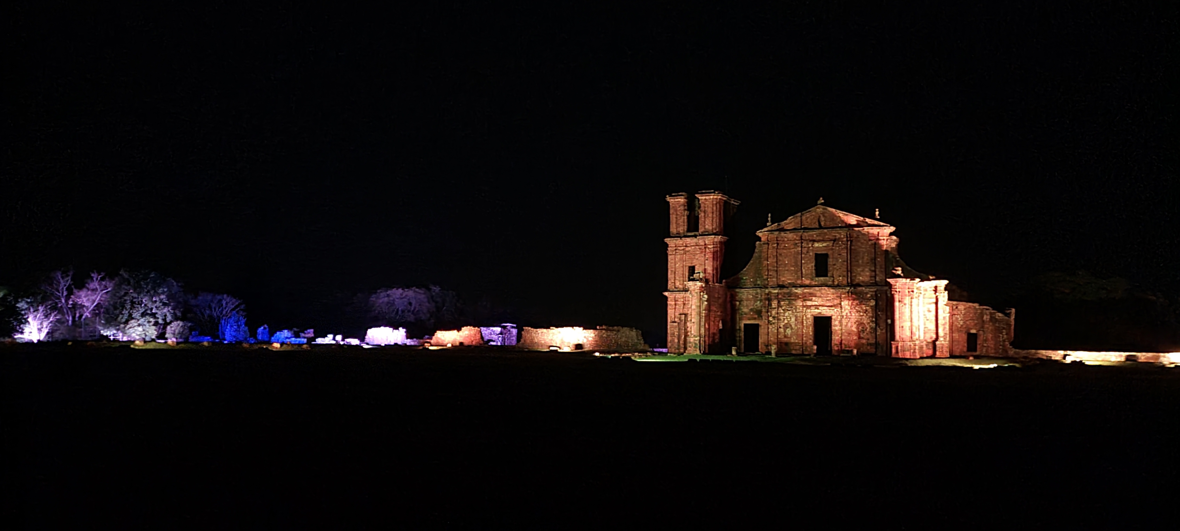 Sitio Arqueológico de São Miguel das Missões iluminado no show noturno