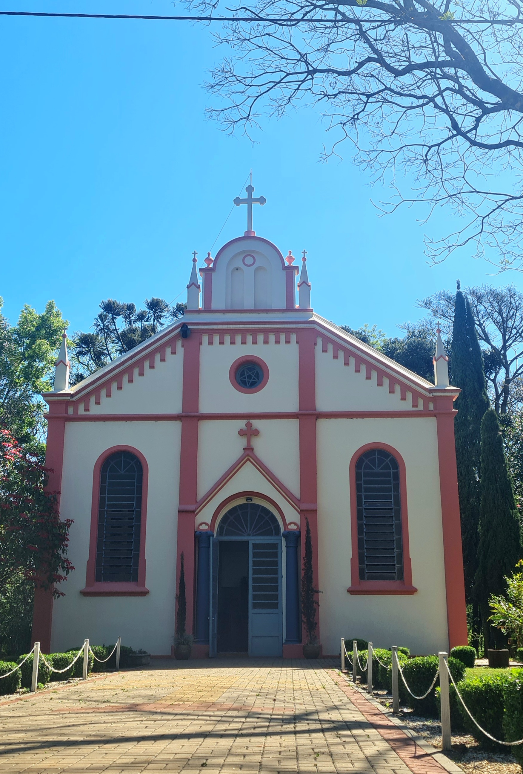 A imagem mostra uma igreja amarela e laranja