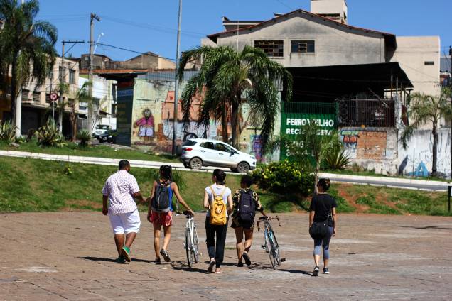 Filipe Thales (à esq.) idealizou o Rolezin Lagoinha, passeio que percorre o bairro com raízes boêmias e operárias