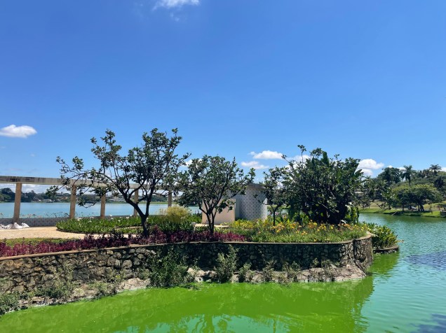 A Casa do Baile, outra joia modernista que faz parte do conjunto, exibe jardins projetados por Burle Marx A Casa do Baile, outra joia modernista que faz parte do conjunto, exibe jardins projetados por Burle Marx