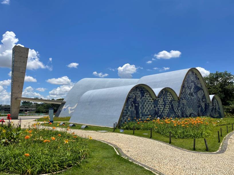 A Igreja estava pronta na década de 1940, mas, por causa da ousadia do projeto e do ateísmo de Niemeyer, só foi consagrada pela Igreja Católica em 1959