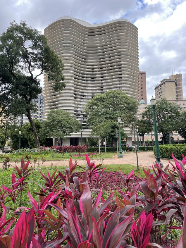 O Edifício Niemeyer é uma das construções históricas da praça O Edifício Niemeyer é uma das construções históricas da praça