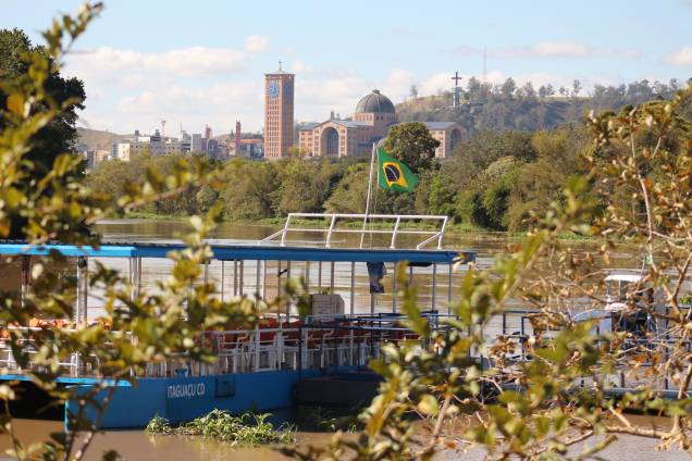 O passeio de balsa pelo Rio Paraíba do Sul percorre o trecho onde os pescadores encontraram a imagem de Nossa Senhora Aparecida. O passeio de balsa pelo Rio Paraíba do Sul percorre o trecho onde os pescadores encontraram a imagem de Nossa Senhora Aparecida.