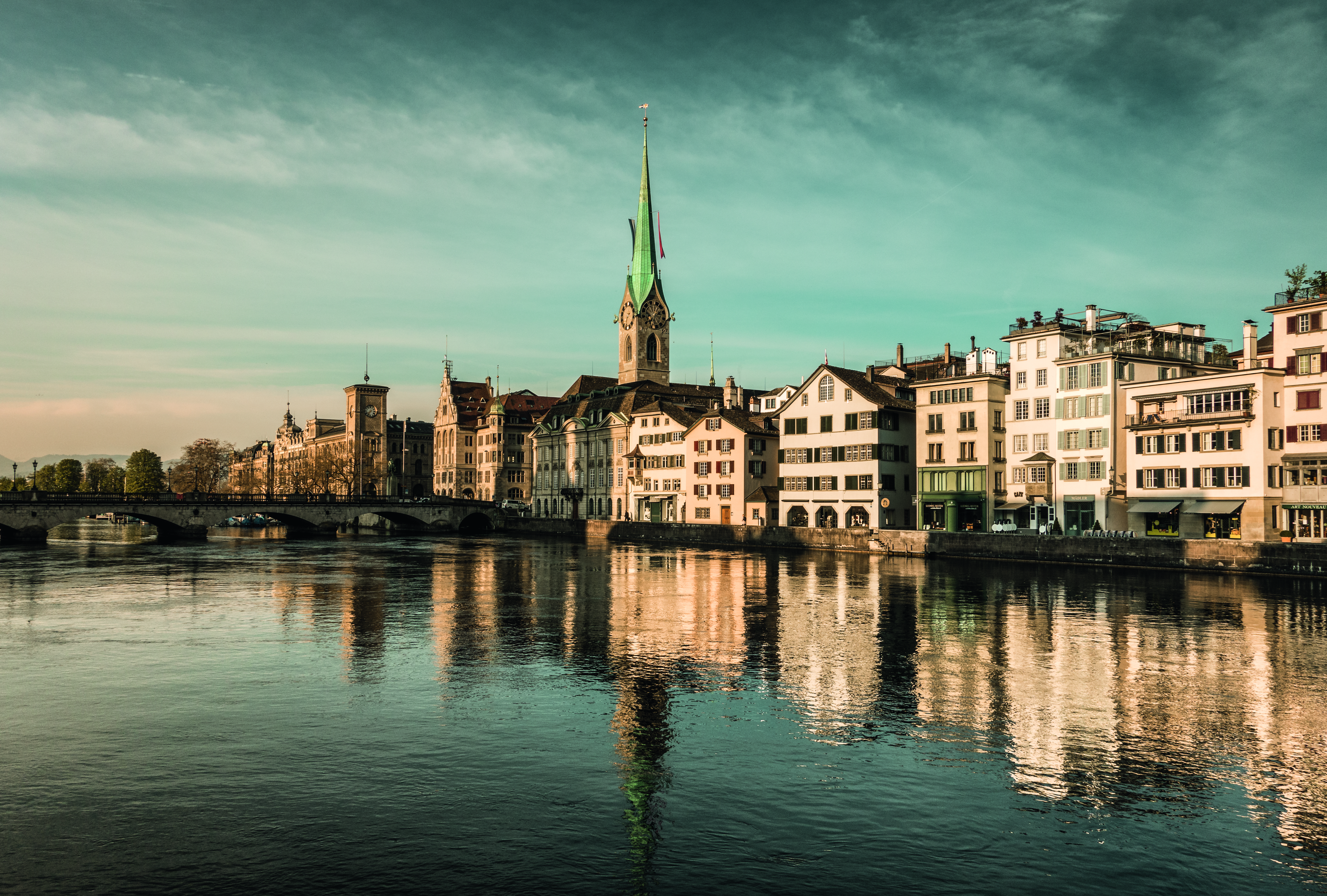 Zuerich, Morgenstimmung Zurique espelhada no rio Limmat, que faz as vezes de praia no verão