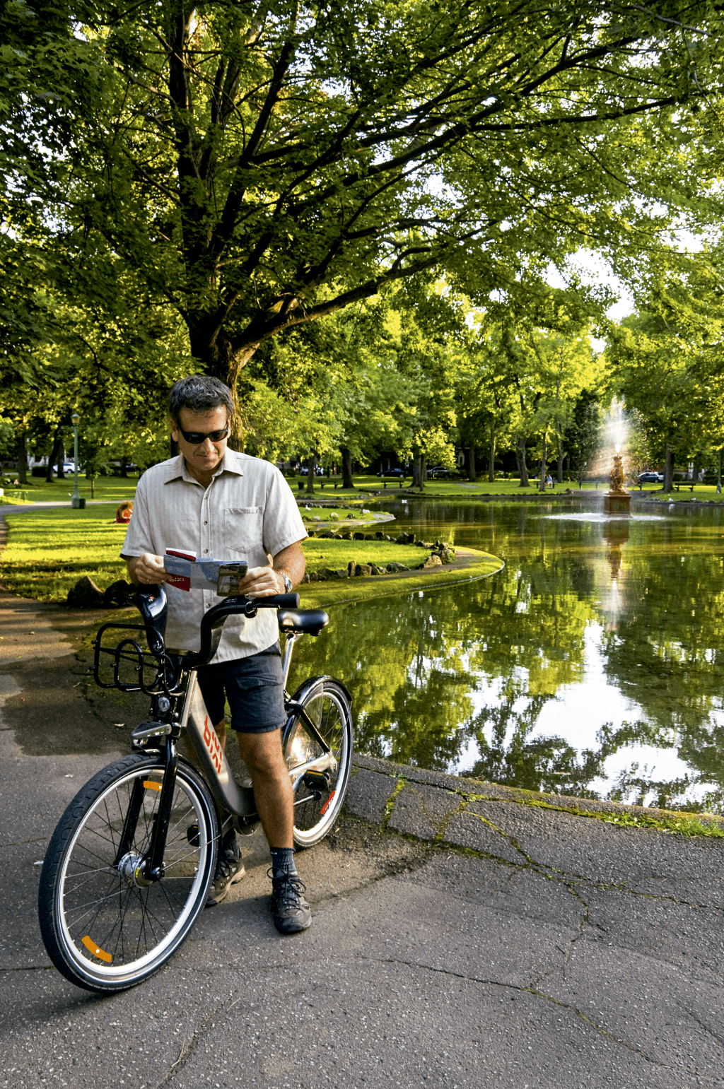 Turista no Parque Outremont, Montreal, Canadá