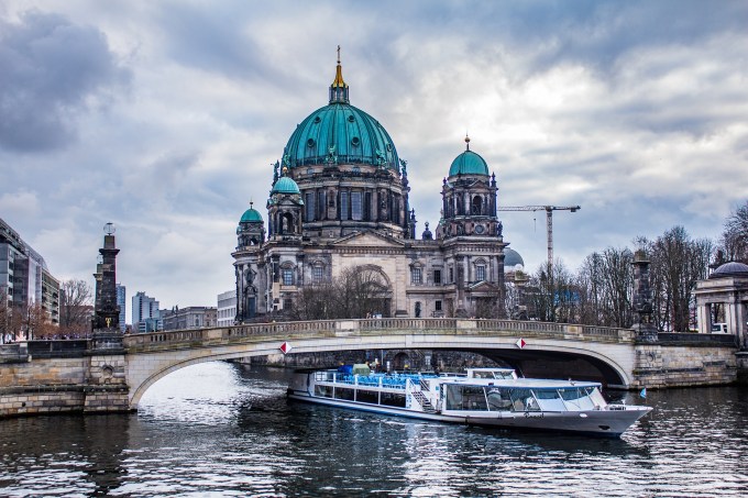 Catedral de Berlim com vista do rio Spree, Alemanha