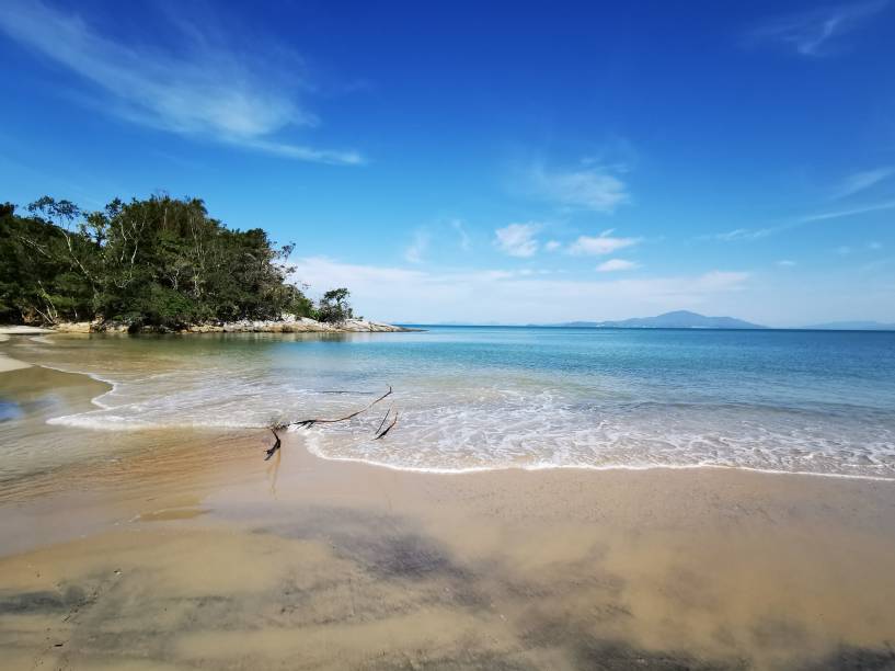 Praia de Zimbros, uma das mais extensas de Bombinhas e perfeita para caminhadas