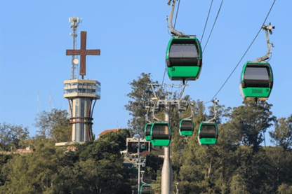 Os bondinhos aéreos de Aparecida fazem a subida até o Morro do Cruzeiro, onde o visitante pode subir na torre do Mirante e contemplar uma vista panorâmica da cidade. Crédito: