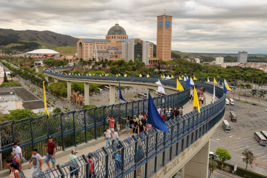 A passarela da fé tem quase 400 metros de comprimento e liga a Basílica Velha ao Santuário Nacional de Nossa Senhora Aparecida. Crédito: