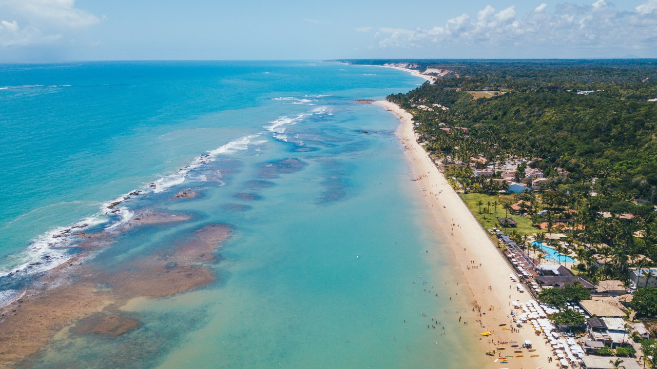 Vista aérea da Praia do Mucugê em Arraial d'Ajuda, Bahia, Brasil
