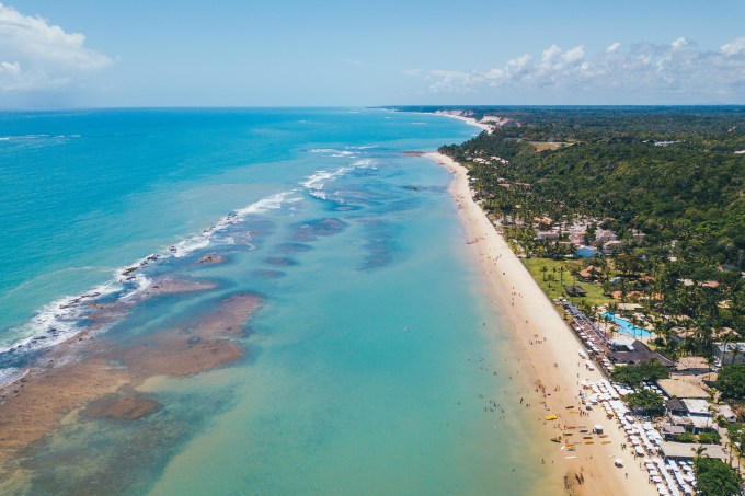 Vista aérea da Praia do Mucugê em Arraial d’Ajuda, Bahia, Brasil