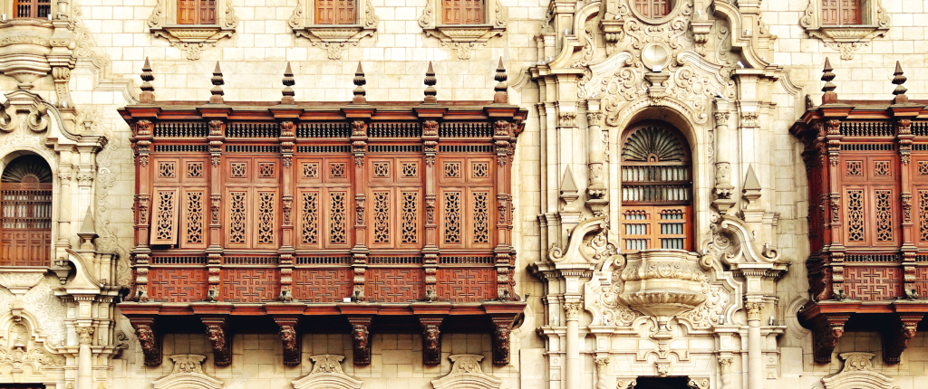 No Palácio Arquiepiscopal, um exemplar de balcone - varanda de madeira talhada