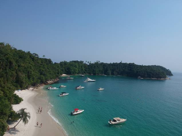 A Praia do Dentista, na Ilha da Gipoia, é uma das mais bonitas de Angra A Praia do Dentista, na Ilha da Gipoia, é uma das mais bonitas de Angra
