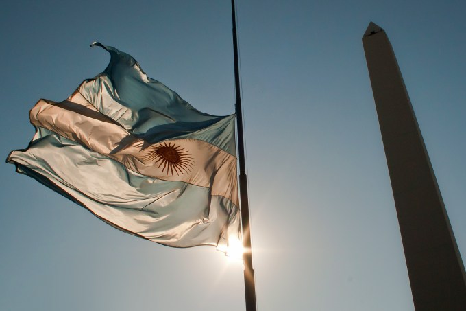 Bandeira da Argentina e Obelisco na avenida 9 de Julio, em Buenos Aires