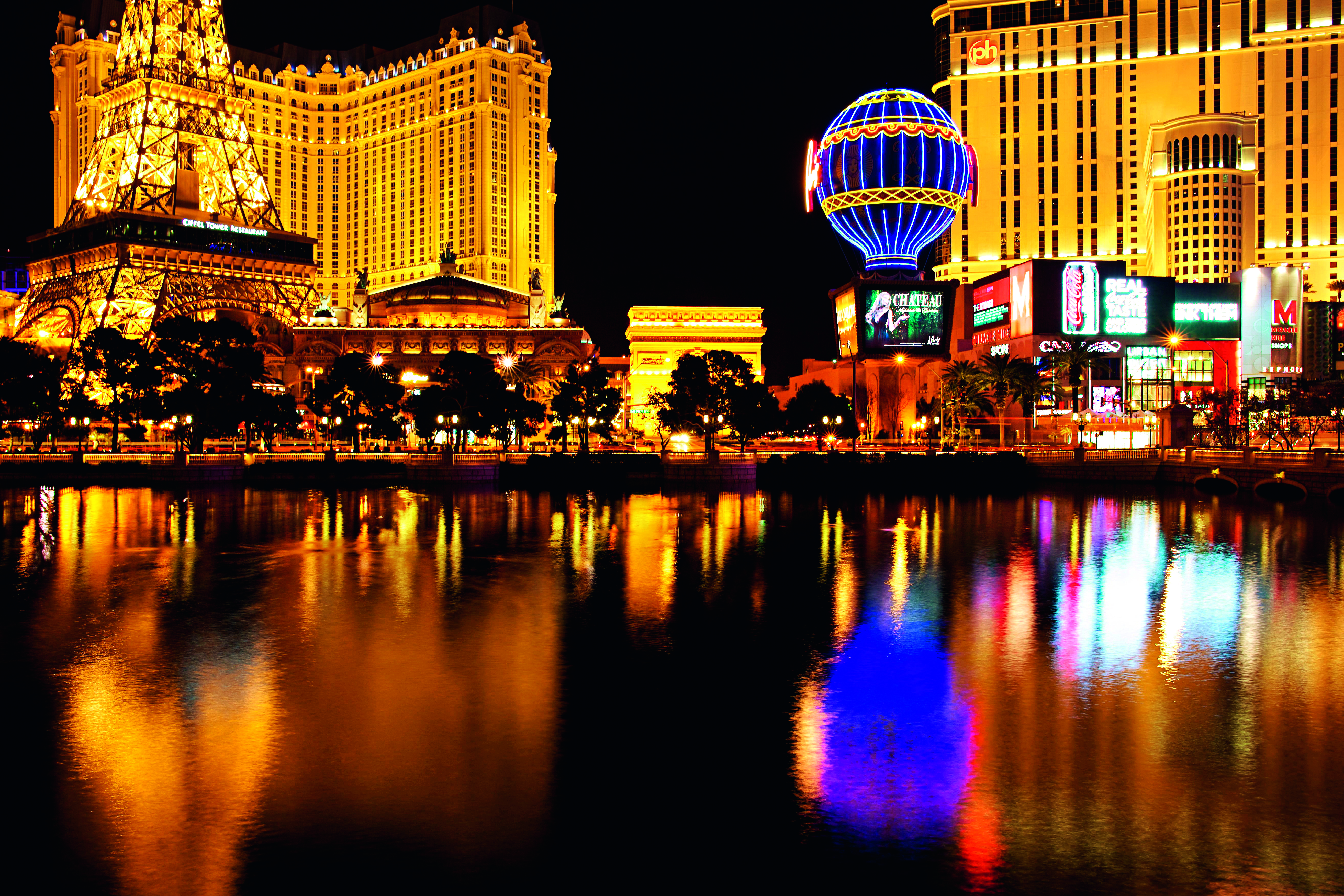 Interior do hotel, lojas e cassino - Picture of Paris Las Vegas