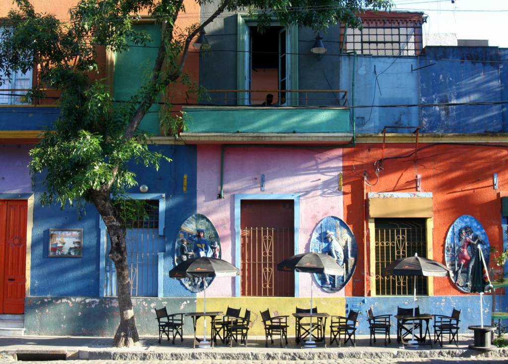 O bairro de La Boca, perto da Bombonera: casinhas coloridas e uma devoção ao Boca Juniors em cada esquina