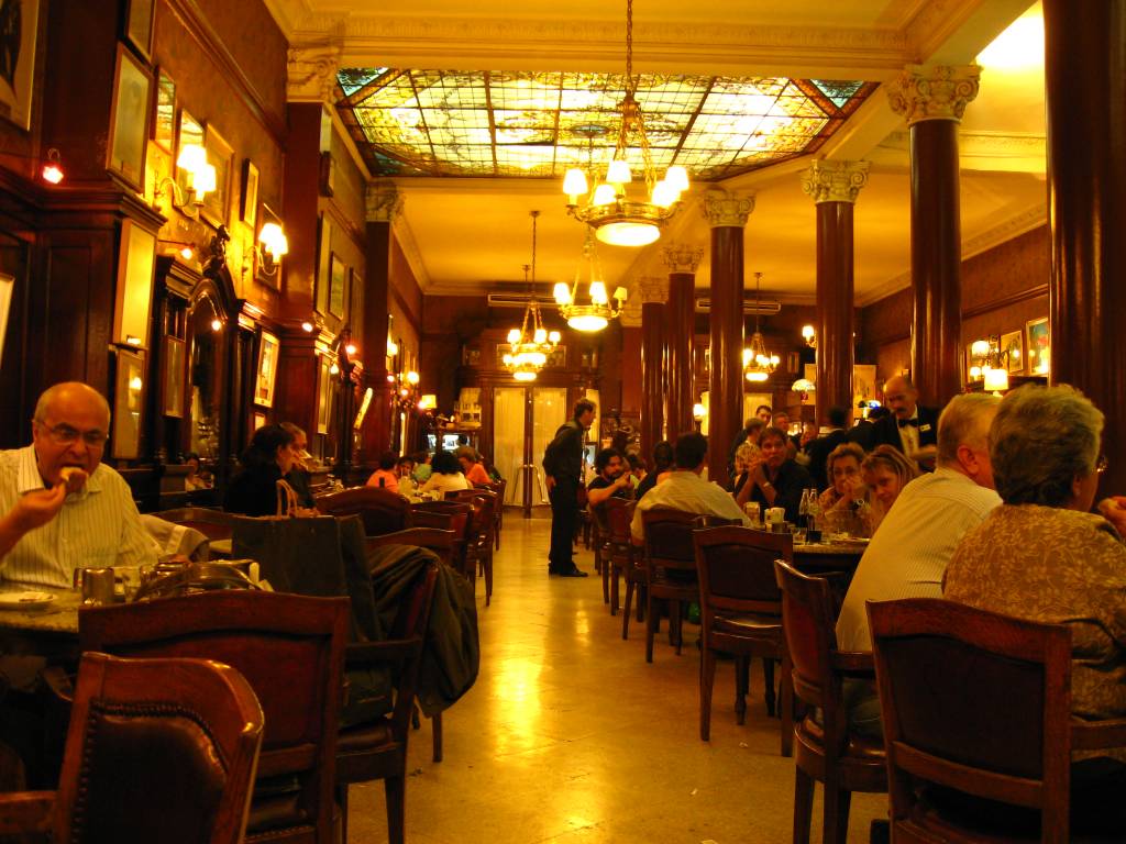 O Café Tortoni, um dos mais tradicionais (e mais turísticos) de Buenos Aires