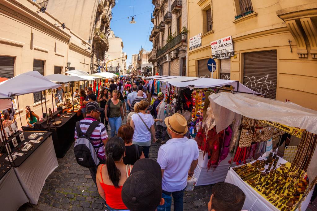 Turistas se agrupam em multidão durante a feira de San Telmo, aos domingos