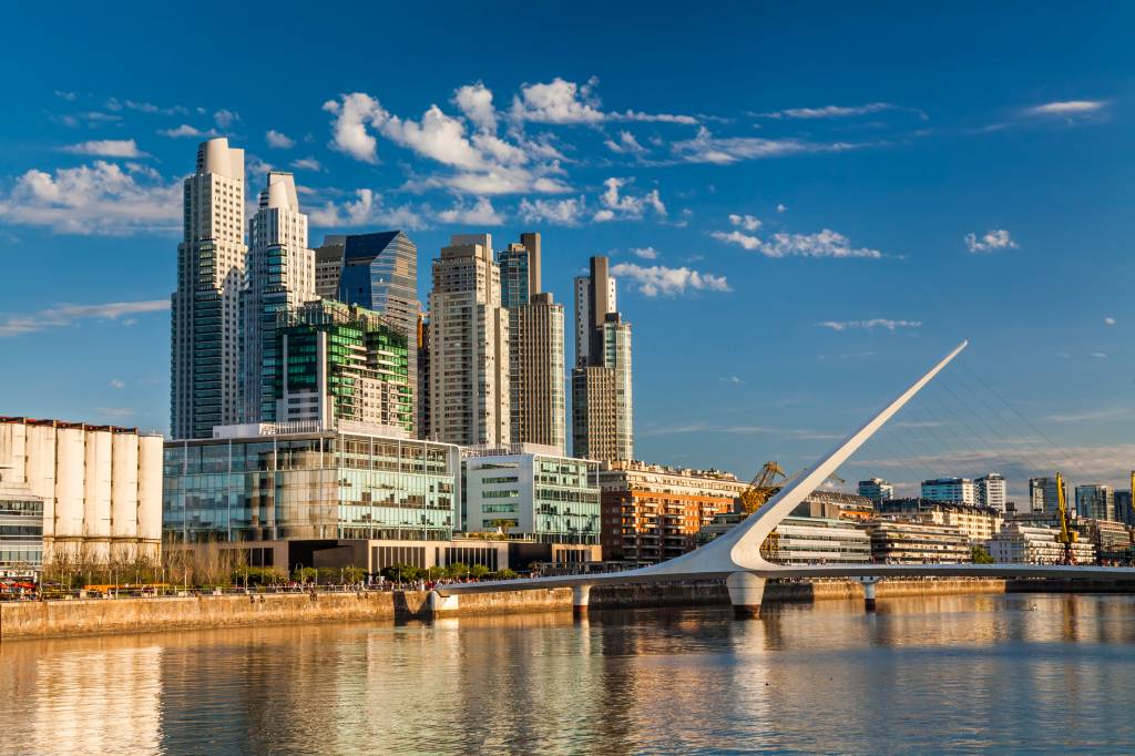 Puerto Madero tem restaurantes, bares, gelaterias e um ar chic adornado pela Puente de la Mujer, obra do arquiteto Santiago Calatrava