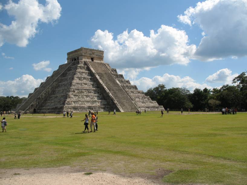 <strong>Chichén Itzá</strong>
A Pirâmide de Kukulkán ou "El Castillo", nas ruínas maias de Chichén Itzá, projeta efeitos visuais de sombra e luz nos solstícios e equinócios. Ao entardecer, a imagem da "serpente emplumada" – deidade mesoamericana conhecida como quetzalcoátl ou kukulcán – desce pelos degraus da construção, em um espetáculo natural acompanhado de perto por centenas de turistas todos os anos. El Castillo guarda ainda outra curiosidade: cada uma de suas quatro faces tem 91 degraus, perfazendo um total de 364 – contanto com a base do topo, último degrau comum a todos os lados, chega-se ao número de dias do ano <strong>Chichén Itzá</strong>
A Pirâmide de Kukulkán ou "El Castillo", nas ruínas maias de Chichén Itzá, projeta efeitos visuais de sombra e luz nos solstícios e equinócios. Ao entardecer, a imagem da "serpente emplumada" – deidade mesoamericana conhecida como quetzalcoátl ou kukulcán – desce pelos degraus da construção, em um espetáculo natural acompanhado de perto por centenas de turistas todos os anos. El Castillo guarda ainda outra curiosidade: cada uma de suas quatro faces tem 91 degraus, perfazendo um total de 364 – contanto com a base do topo, último degrau comum a todos os lados, chega-se ao número de dias do ano