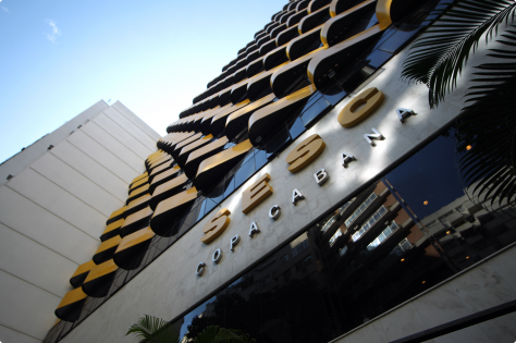 <strong>Sesc Copacabana, <a href="https://www.booking.com/searchresults.pt-br.html?aid=332455&sid=923abc2f9580f21ecf645d6d203d26e4&sb=1&src=index&src_elem=sb&error_url=https%3A%2F%2Fwww.booking.com%2Findex.pt-br.html%3Faid%3D332455%3Bsid%3D923abc2f9580f21ecf645d6d203d26e4%3Bsb_price_type%3Dtotal%26%3B&ss=Rio+de+Janeiro%2C+Estado+do+Rio+de+Janeiro%2C+Brasil&checkin_monthday=&checkin_month=&checkin_year=&checkout_monthday=&checkout_month=&checkout_year=&no_rooms=1&group_adults=2&group_children=0&b_h4u_keep_filters=&from_sf=1&ss_raw=Rio+de+Janeiro&ac_position=0&ac_langcode=xb&dest_id=-666610&dest_type=city&iata=RIO&place_id_lat=-22.901271&place_id_lon=-43.179032&search_pageview_id=03148ee93cb00210&search_selected=true&search_pageview_id=03148ee93cb00210&ac_suggestion_list_length=5&ac_suggestion_theme_list_length=0" target="_blank" rel="noopener">Rio de Janeiro</a></strong><span> Localizado a uma quadra </span><span>da praia mais famosa do </span>Rio de Janeiro<span>, o </span><a href="http://www.sescrio.org.br/servicos/hotel/hotel-sesc-copacabana" target="_blank" rel="noopener">Sesc Copacabana</a><span> te</span><span>m 120 apartamentos modernos com TV LCD, ar-condicionado, minibar e cofre. Seja a lazer ou a negócios, é uma ótima opção para curtir a cidade. O hotel tem uma programação cultural com apresentações teatrais, de dança e exibições de filmes e oferece passeios pelos principais pontos turísticos do Rio. Onde: Rua Domingos Ferreira, 160 - Telefone: (21) 2548-1088 </span>