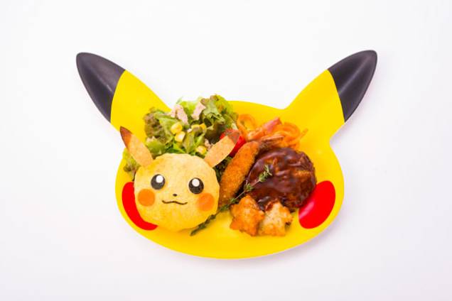O <a href="https://www.pokemoncenter-online.com/cafe/en" target="_blank" rel="noopener">café</a>, em <a href="http://viajeaqui.abril.com.br/cidades/japao-toquio" target="_blank" rel="noopener">Tóquio</a>, foi o primeiro restaurante oficial do Pokémon no mundo. O estabelecimento tem vários pratos <em>kawaii</em> com o formato dos personagens da série, especialmente o protagonista Pikachu. Hambúrgueres, omelete, curry e panquecas fazem parte do menu, onde todos os pratos são devidamente e caprichosamente adequados ao tema - até as bebidas de café têm um toque especial, com desenho dos pokémons na espuma. As louças do formato dos personagens, como os pratos, podem ser levadas para casa e os fãs  podem comprar souvenires na lojinha do café. Em tempo: para entrar, somente com reservas, que <a href="https://www.pokemoncenter-online.com/cafe/en" target="_blank" rel="noopener">podem ser feitas online</a>. Em 2019, uma unidade do Pokémon Cafe também foi inaugurada na cidade de Osaka.