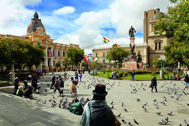 Cholas na Praça Murillo, marco zero da cidade
