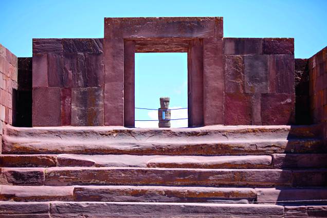 Tiwanaku, sítio arqueológico antiquíssimo, datado de 1500 a.C. Tiwanaku, sítio arqueológico antiquíssimo, datado de 1500 a.C.