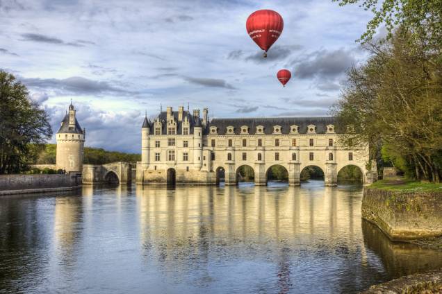 Os castelos são a principal atração quando se voa sobre o <a href="http://viagemeturismo.abril.com.br/cidades/vale-do-loire/">Vale do Loire</a>, na <a href="http://viagemeturismo.abril.com.br/paises/franca-2/">França</a>. Um dos mais sobrevoados é o <a href="http://viagemeturismo.abril.com.br/atracao/chateau-de-chenonceau/">Chenonceau</a> (foto), que passa por cima do Rio Cher. Mas não é só de construções renascentistas que é feita a beleza do passeio sobre o Vale. Jardins meticulosamente elaborados, campos de centeio, áreas verdes e, obviamente, o Rio Loire completam as atrações a serem observadas de cima.