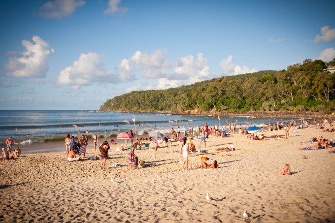 Pessoas em praia em Noosa, Australia