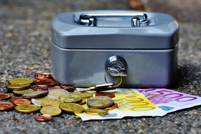 Caixinha de dinheiro cofre com moedas e cédulas de euro