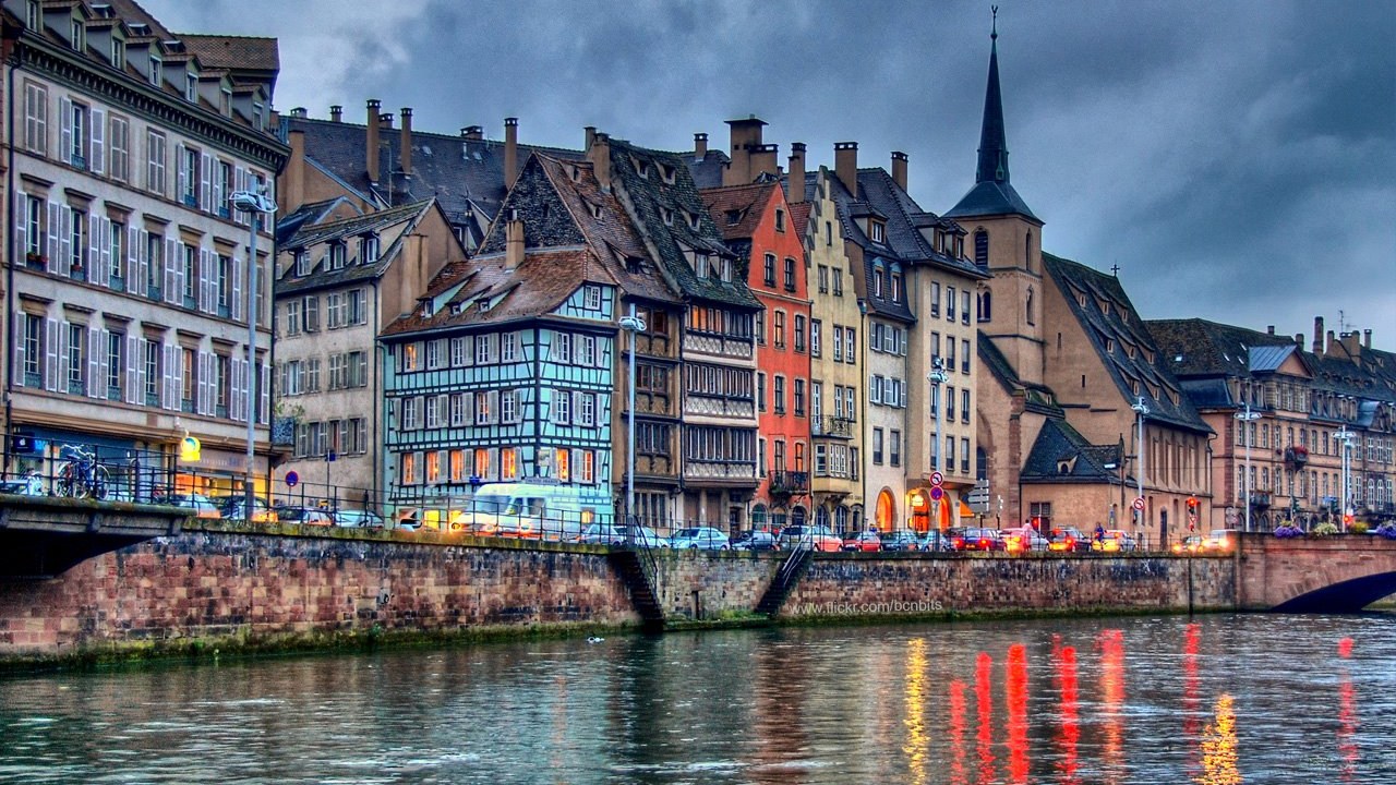 Canal na cidade de Estrasburgo, na França