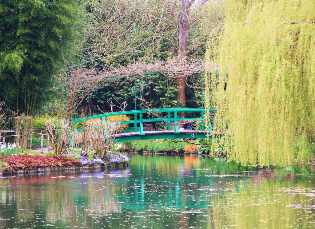 Jardim florido e lago na cidade de Giverny, na França