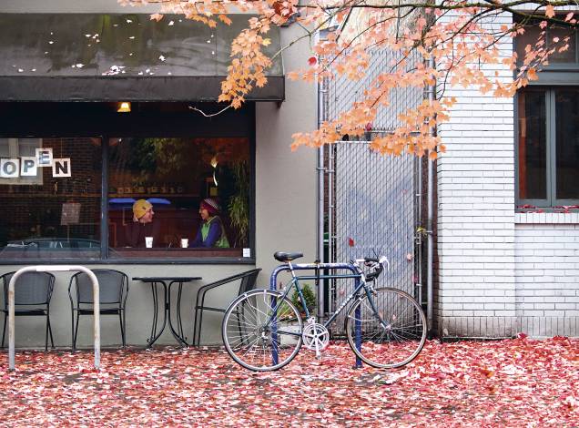 Na época de outono, a boa é pedalar até um dos 900 cafés de Portland Na época de outono, a boa é pedalar até um dos 900 cafés de Portland