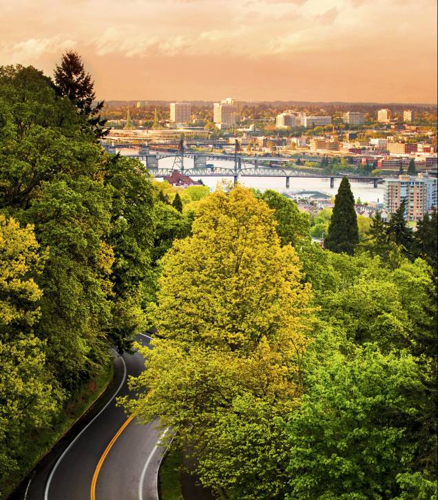 Siga o verde e você chegará à capital do Oregon e suas 12 pontes sobre o Rio Willamette Siga o verde e você chegará à capital do Oregon e suas 12 pontes sobre o Rio Willamette
