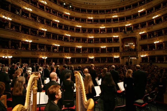 <strong><a href="https://www.teatroallascala.org/en/index.html" target="_blank" rel="noopener">Teatro alla Scala</a>, <a href="https://viagemeturismo.abril.com.br/cidades/milao/" target="_blank" rel="noopener">Milão</a>, <a href="https://viagemeturismo.abril.com.br/paises/italia-2/" target="_blank" rel="noopener">Itália</a></strong> Um dos mais famosos teatros do mundo foi inaugurado em 3 de agosto de 1778, no lugar de um antigo teatro que pegou fogo depois de uma festa de Carnaval, e desde então tem sido o palco principal das óperas mais tradicionais (e mais importantes) do planeta. Sua capacidade máxima é de 2 800 pessoas, e o teatro é aberto a visitas em dias em que não há apresentações. É possível visitar o seu interior e vislumbrar as dimensões exorbitantes a partir dos camarotes 13, 15 e 18 <strong><a href="https://www.teatroallascala.org/en/index.html" target="_blank" rel="noopener">Teatro alla Scala</a>, <a href="https://viagemeturismo.abril.com.br/cidades/milao/" target="_blank" rel="noopener">Milão</a>, <a href="https://viagemeturismo.abril.com.br/paises/italia-2/" target="_blank" rel="noopener">Itália</a></strong> Um dos mais famosos teatros do mundo foi inaugurado em 3 de agosto de 1778, no lugar de um antigo teatro que pegou fogo depois de uma festa de Carnaval, e desde então tem sido o palco principal das óperas mais tradicionais (e mais importantes) do planeta. Sua capacidade máxima é de 2 800 pessoas, e o teatro é aberto a visitas em dias em que não há apresentações. É possível visitar o seu interior e vislumbrar as dimensões exorbitantes a partir dos camarotes 13, 15 e 18