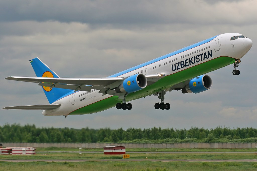 Avião da Uzbekistan Airways, companhia aérea, em decolagem de pista de aeroporto