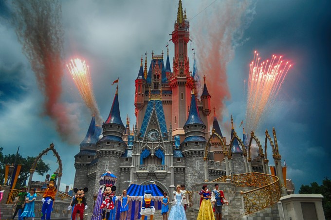 Magic Kingdom, personagens da Disney e Castelo da Cinderela do fundo, na Disney de Orlando Estados Unidos