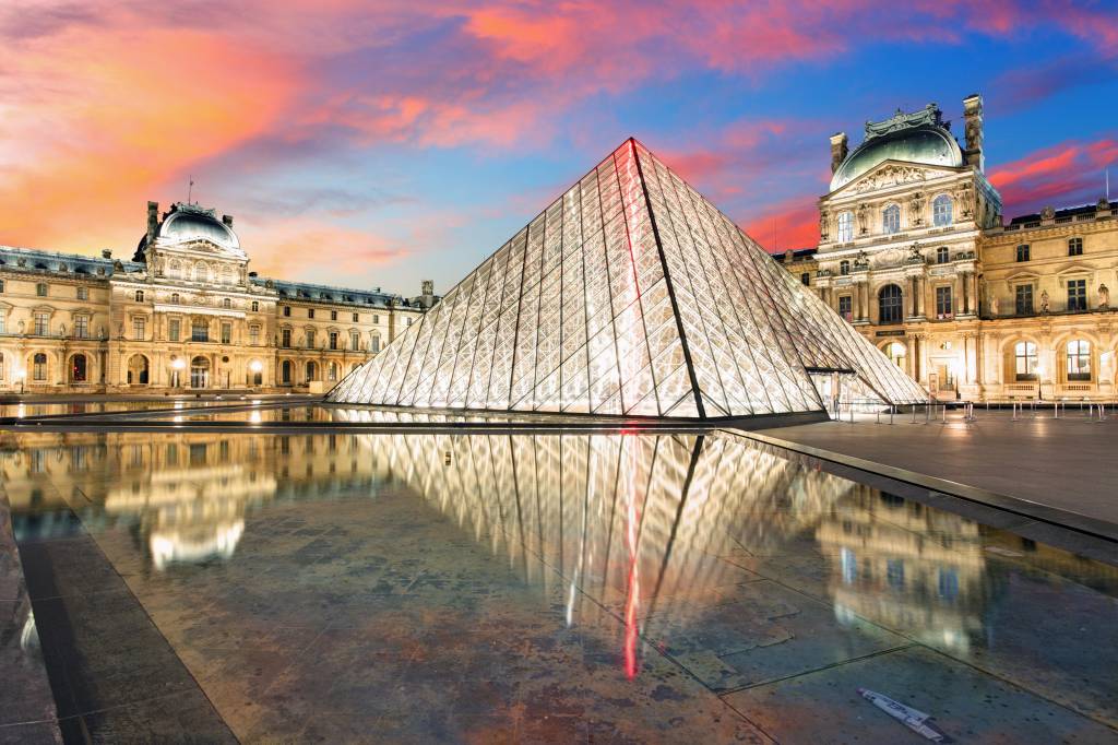 Fachada do Museu do Louvre, em Paris, ao entardecer