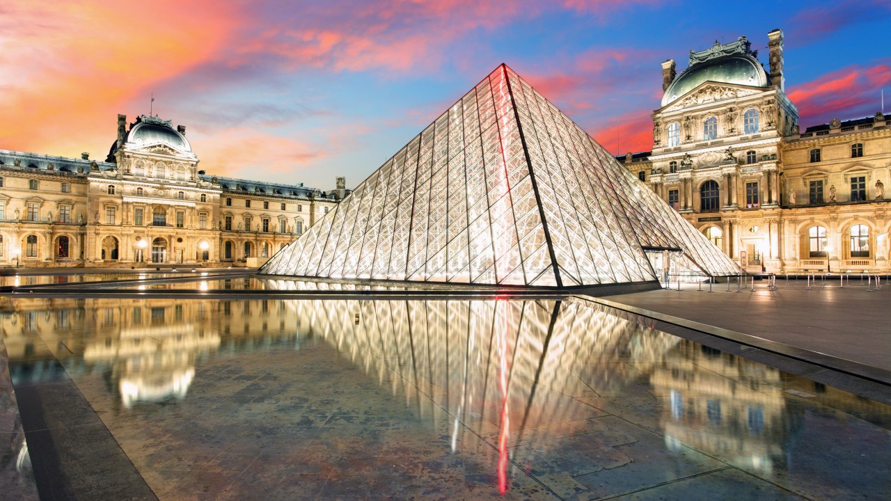 Fachada do Museu do Louvre, em Paris, ao entardecer