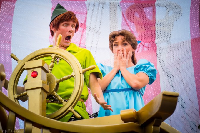 Peter Pan e Wendy em desfile no Magic Kingdom parque da Disney de Orlando