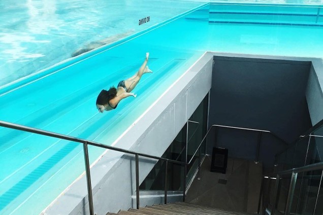 A piscina do hotel W Fort Lauderdale, na cidade de mesmo nome, tem paredes de vidro. Para acessar a piscina no topo do prédio, é preciso subir uma escada que passa no meio da água toda.