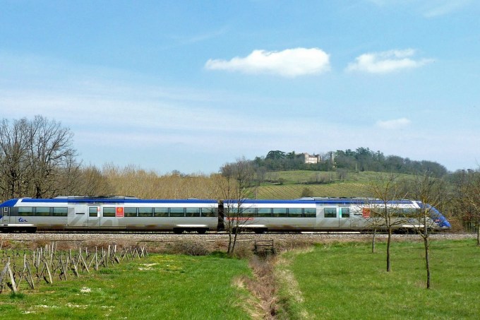 Trem em campo na França