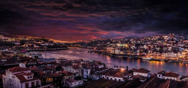 Vista da cidade do Porto durante a noite