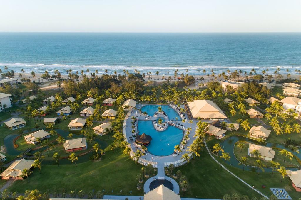 A enorme piscina do Vila Galé Cumbuco em foto aérea