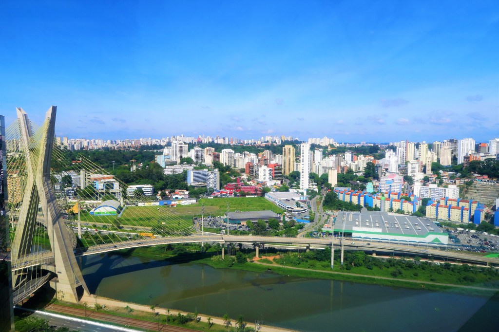 Vista aérea de São Paulo com a ponte estaiada, São Paulo, Brasil