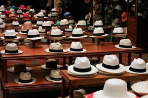 Chapéus panamá a venda em loja em Cuenca, Equador