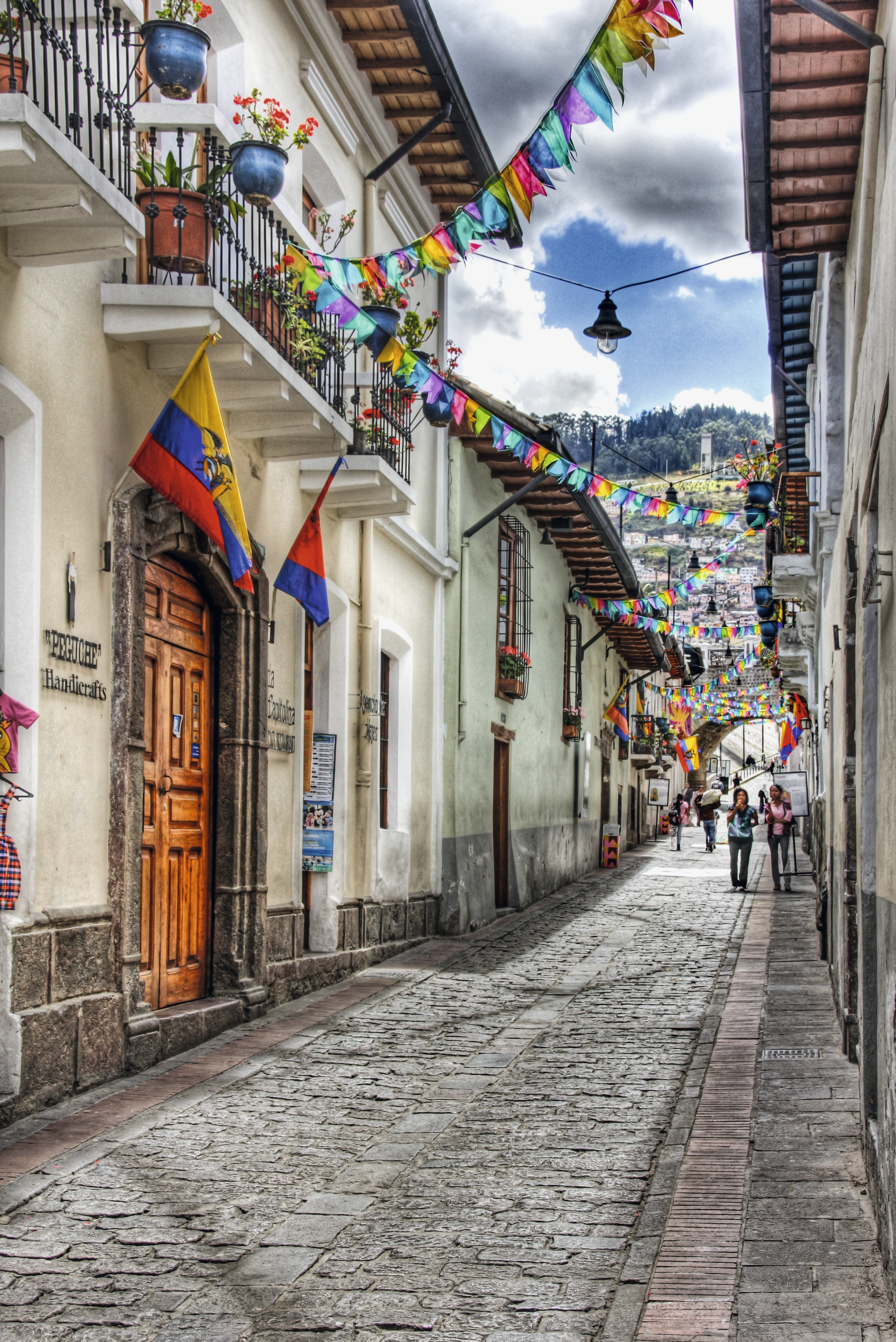 As cores do Equador na Festa da Independência, em Quito