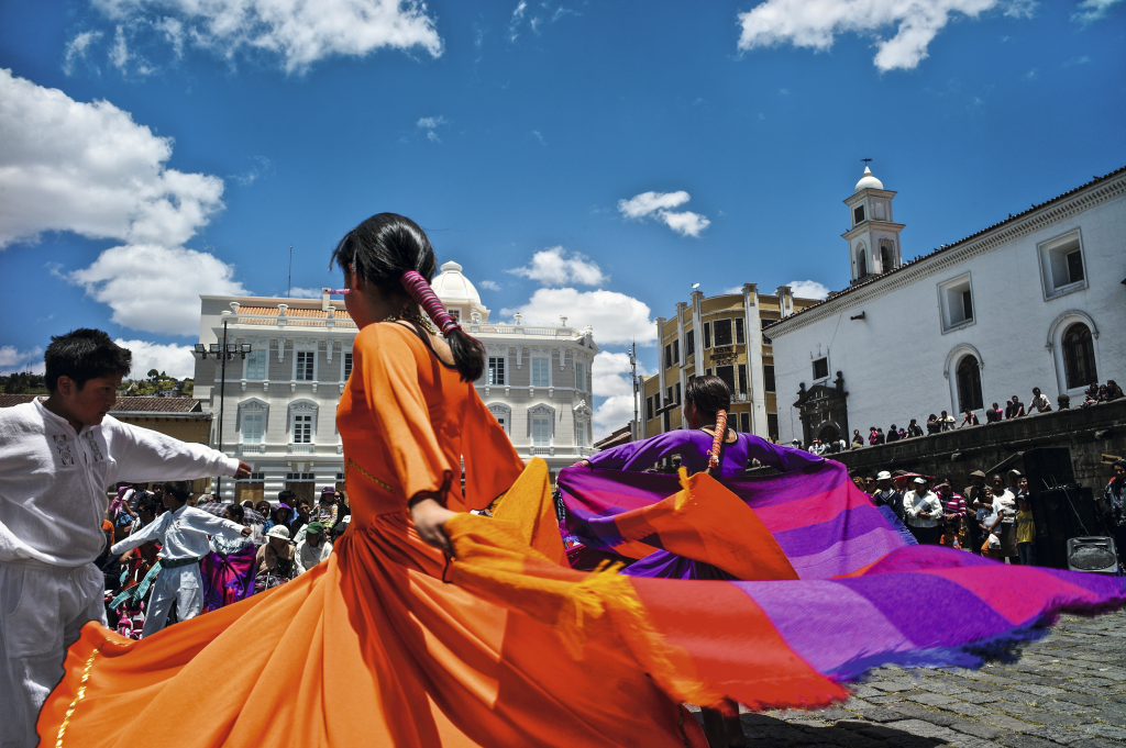 Dançarinas folclóricas na Praça San Francisco, em Quito