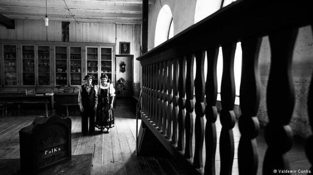 A Casa Comercial Altreider foi, durante seis décadas, o endereço mais concorrido da localidade de NOVE COLÔNIAS, na zona rural de Nova Petrópolis, coração da Serra Gaúcha. Aberta em 1914 por Carl Altreider, filho de um imigrante de Baden, funcionava como comércio, salão de baile e ainda pousada para tropeiros e caixeiros-viajantes. Em dias de festa, enchia-se de gente em seus melhores trajes, entregue ao som da polca, da valsa e da mazurca. Foi assim até a década de 70, quando os primeiros supermercados da cidade tornaram inútil a existência da Casa. O que restou foram a construção de pedra, alguns poucos objetos à guisa de museu e os dois bisnetos de Carl Altreider, Marlise e Lauri, hoje responsáveis por receber as visitas, devidamente trajados à moda bávara.Onde comer: em Nova Petrópolis, que está a 34 quilômetros de Gramado, não perca o banquete de café colonial do Colina Verde (restaurantecolinaverde.com) A Casa Comercial Altreider foi, durante seis décadas, o endereço mais concorrido da localidade de NOVE COLÔNIAS, na zona rural de Nova Petrópolis, coração da Serra Gaúcha. Aberta em 1914 por Carl Altreider, filho de um imigrante de Baden, funcionava como comércio, salão de baile e ainda pousada para tropeiros e caixeiros-viajantes. Em dias de festa, enchia-se de gente em seus melhores trajes, entregue ao som da polca, da valsa e da mazurca. Foi assim até a década de 70, quando os primeiros supermercados da cidade tornaram inútil a existência da Casa. O que restou foram a construção de pedra, alguns poucos objetos à guisa de museu e os dois bisnetos de Carl Altreider, Marlise e Lauri, hoje responsáveis por receber as visitas, devidamente trajados à moda bávara.Onde comer: em Nova Petrópolis, que está a 34 quilômetros de Gramado, não perca o banquete de café colonial do Colina Verde (restaurantecolinaverde.com)